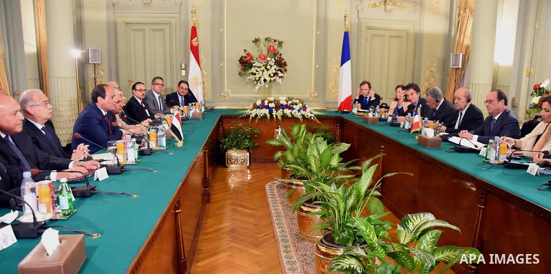 A handout picture made available by the Egyptian Presidency on 18 April 2016 shows Egyptian President Abdel Fattah al-Sisi and his French counterpart Francois Hollande during their meeting at al-Quba Presidential Palace,...
