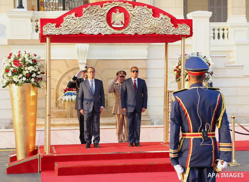 A handout picture made available by the Egyptian Presidency on 18 April 2016 shows Egyptian President Abdel Fattah al-Sisi (L) and his French counterpart Francois Hollande (2-L) reviewing a guard of honor during a welcom...