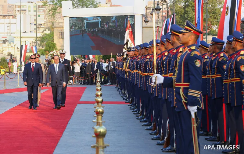 A handout picture made available by the Egyptian Presidency on 18 April 2016 shows Egyptian President Abdel Fattah al-Sisi (L) and his French counterpart Francois Hollande (2-L) reviewing a guard of honor during a welcom...