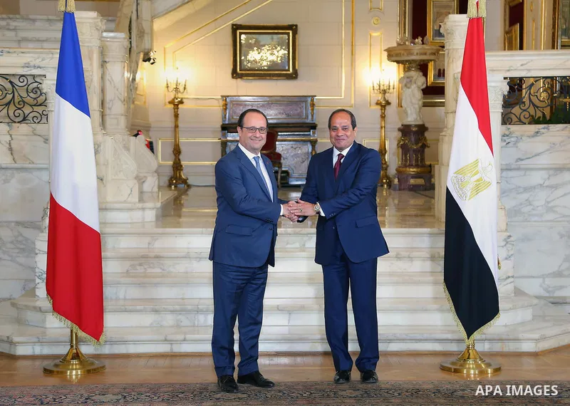 A handout picture made available by the Egyptian Presidency on 18 April 2016 shows Egyptian President Abdel Fattah al-Sisi and his French counterpart Francois Hollande during their meeting at al-Quba Presidential Palace,...