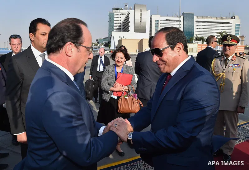 A handout picture made available by the Egyptian Presidency on 18 April 2016 shows Egyptian President Abdel Fattah al-Sisi (L) and his French counterpart Francois Hollande (2-L) reviewing a guard of honor during a welcom...