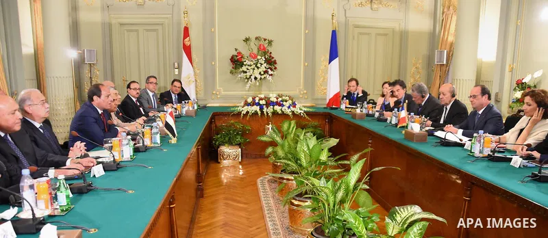 A handout picture made available by the Egyptian Presidency on 18 April 2016 shows Egyptian President Abdel Fattah al-Sisi and his French counterpart Francois Hollande during their meeting at al-Quba Presidential Palace,...