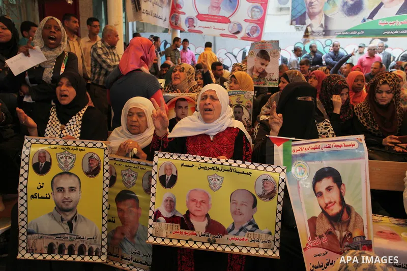 Palestinians take part in a protest demanding release the prisoners in Israeli jails, in front of Red cross office, in Gaza city, on April 18, 2016. Photo by Ashraf Amra