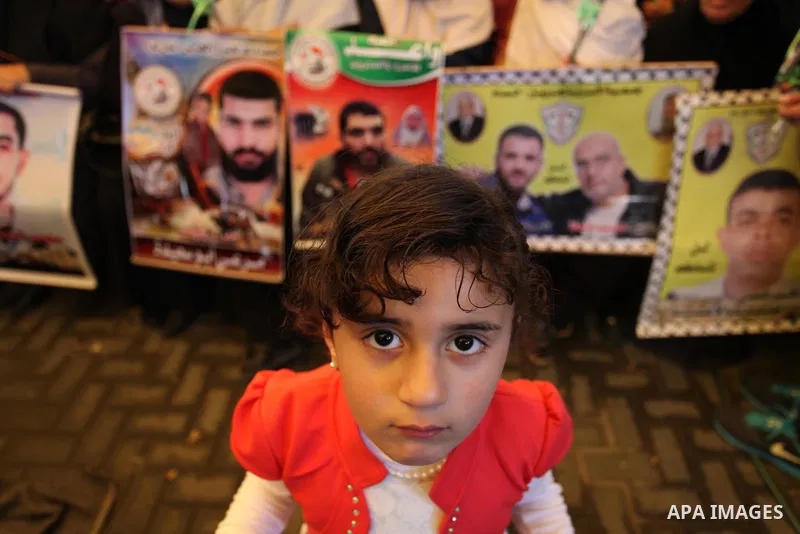 Palestinians take part in a protest demanding release the prisoners in Israeli jails, in front of Red cross office, in Gaza city, on April 18, 2016. Photo by Ashraf Amra