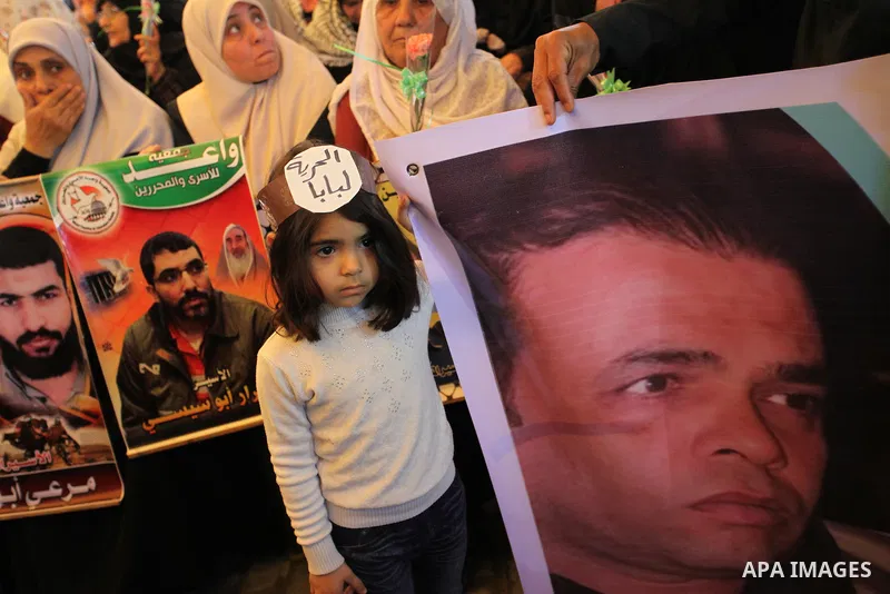 Palestinians take part in a protest demanding release the prisoners in Israeli jails, in front of Red cross office, in Gaza city, on April 18, 2016. Photo by Ashraf Amra