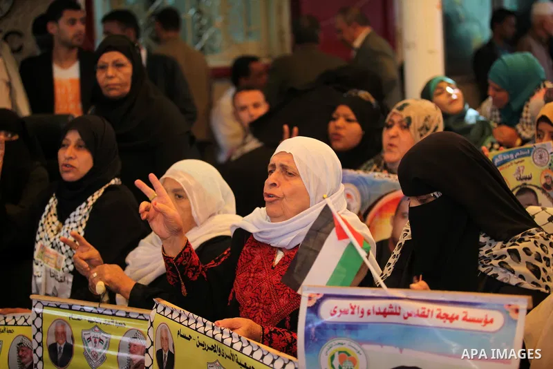 Palestinians take part in a protest demanding release the prisoners in Israeli jails, in front of Red cross office, in Gaza city, on April 18, 2016. Photo by Ashraf Amra