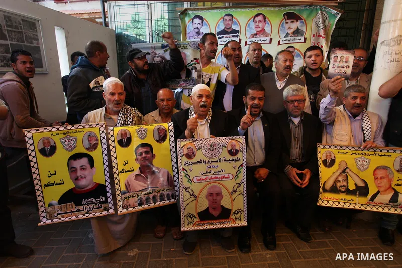 Palestinians take part in a protest demanding release the prisoners in Israeli jails, in front of Red cross office, in Gaza city, on April 18, 2016. Photo by Ashraf Amra