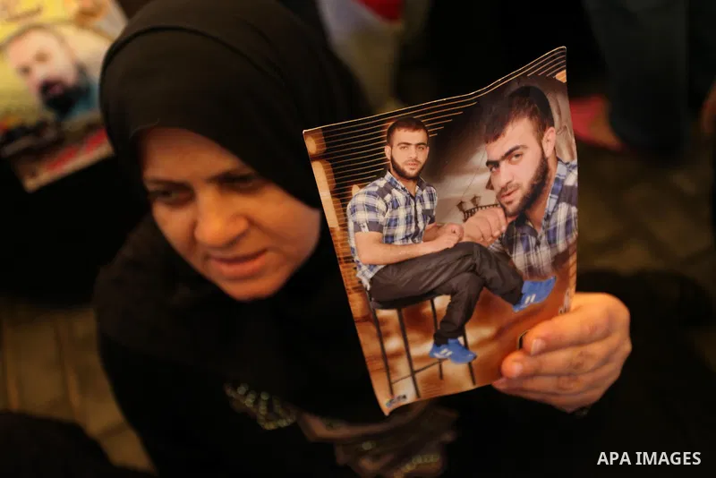Palestinians take part in a protest demanding release the prisoners in Israeli jails, in front of Red cross office, in Gaza city, on April 18, 2016. Photo by Ashraf Amra