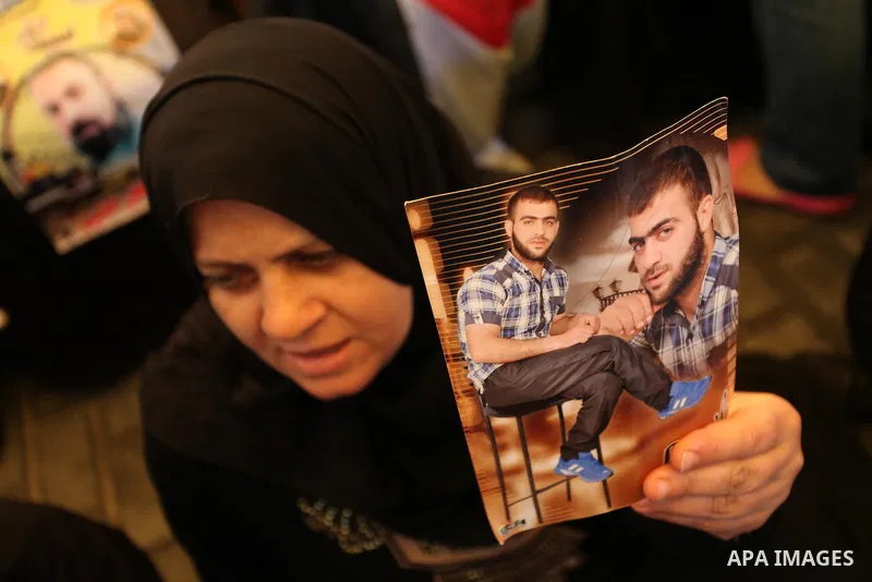 Palestinians take part in a protest demanding release the prisoners in Israeli jails, in front of Red cross office, in Gaza city, on April 18, 2016. Photo by Ashraf Amra
