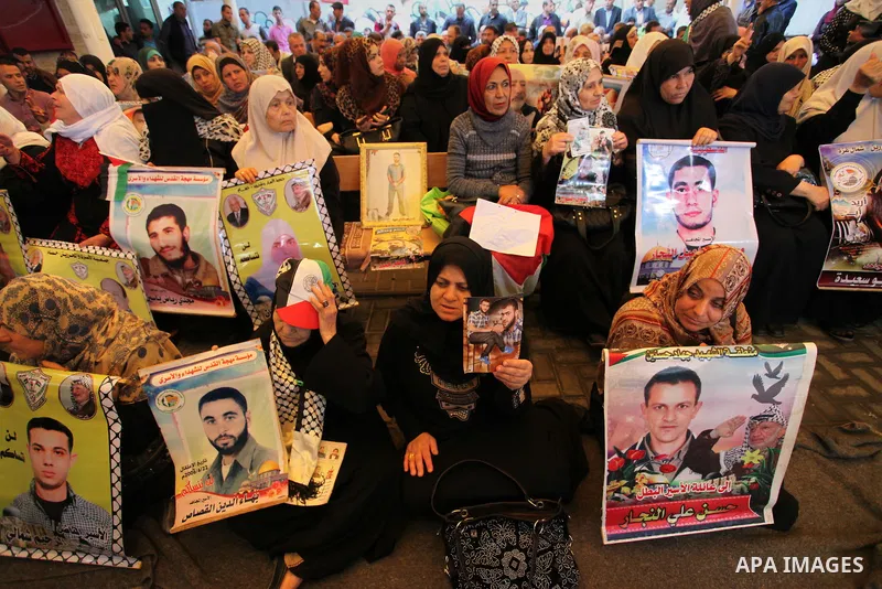 Palestinians take part in a protest demanding release the prisoners in Israeli jails, in front of Red cross office, in Gaza city, on April 18, 2016. Photo by Ashraf Amra