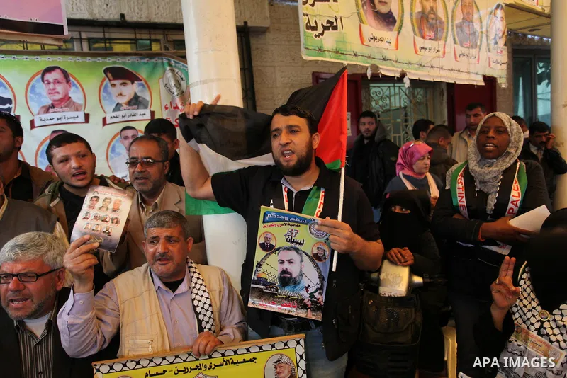 Palestinians take part in a protest demanding release the prisoners in Israeli jails, in front of Red cross office, in Gaza city, on April 18, 2016. Photo by Ashraf Amra
