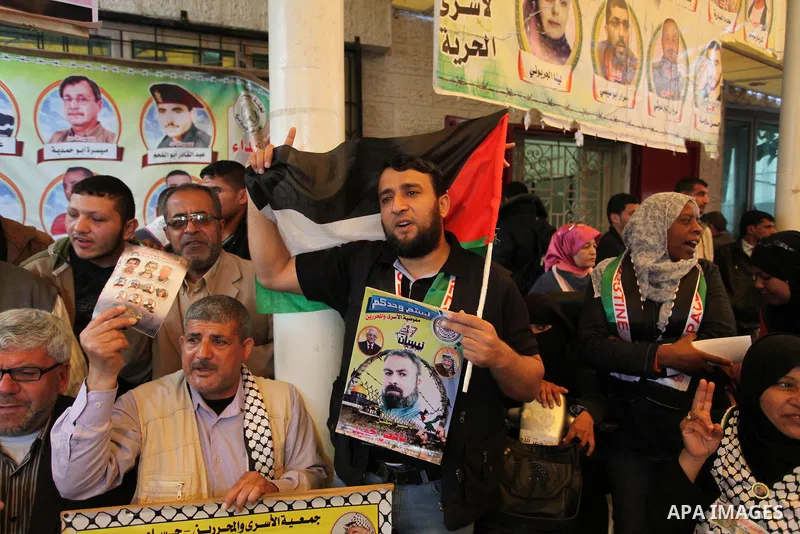 Palestinians take part in a protest demanding release the prisoners in Israeli jails, in front of Red cross office, in Gaza city, on April 18, 2016. Photo by Ashraf Amra