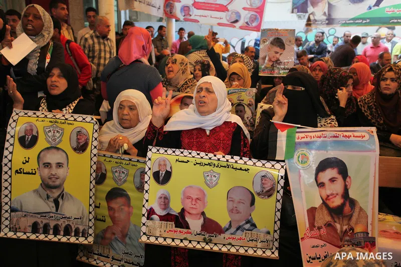 Palestinians take part in a protest demanding release the prisoners in Israeli jails, in front of Red cross office, in Gaza city, on April 18, 2016. Photo by Ashraf Amra