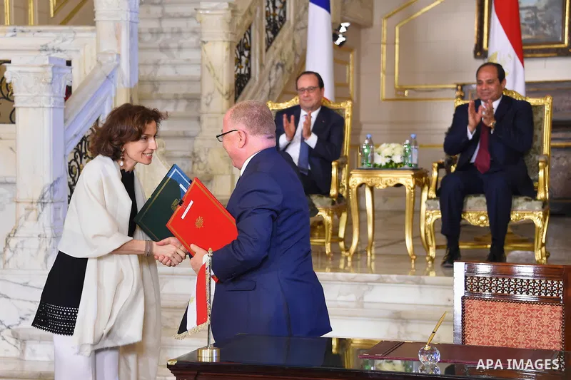 Egyptian President Abdel Fattah al-Sisi (rear R) and his French counterpart Francois Hollande look on during a ceremony marking the signing of several economic agreements at al-Quba Presidential Palace, in Cairo, Egypt A...