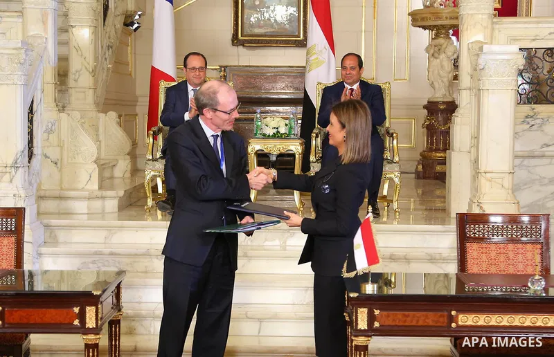 Egyptian President Abdel Fattah al-Sisi (rear R) and his French counterpart Francois Hollande look on during a ceremony marking the signing of several economic agreements at al-Quba Presidential Palace, in Cairo, Egypt A...