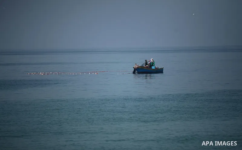 Palestinian fishermen ride their fishing at Gaza's seaport of Gaza City, on April 18, 2016. Photo by Ashraf Amra