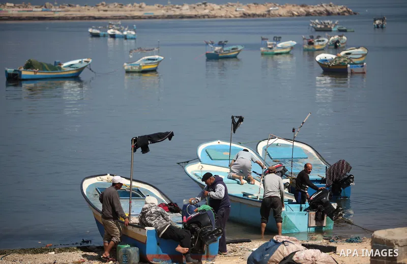 Palestinian fishermen ride their fishing at Gaza's seaport of Gaza City, on April 18, 2016. Photo by Ashraf Amra