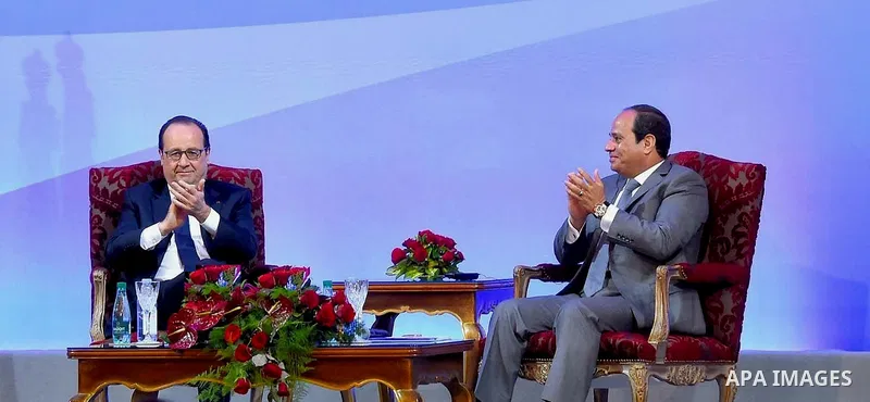 Egyptian President Abdel Fattah al-Sisi (R) claps with his French counterpart Francois Hollande at the opening session of Egyptian-French Business Forum in Cairo, Egypt April 18, 2016. Photo by Egyptian President Office