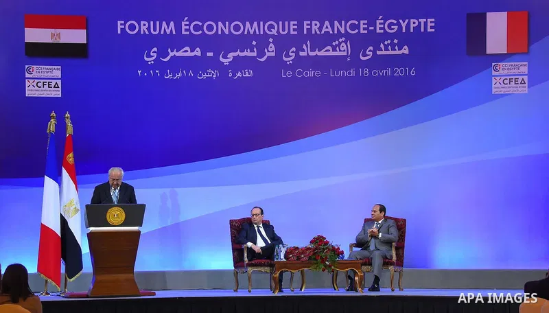 Egyptian President Abdel Fattah al-Sisi (R) claps with his French counterpart Francois Hollande at the opening session of Egyptian-French Business Forum in Cairo, Egypt April 18, 2016. Photo by Egyptian President Office