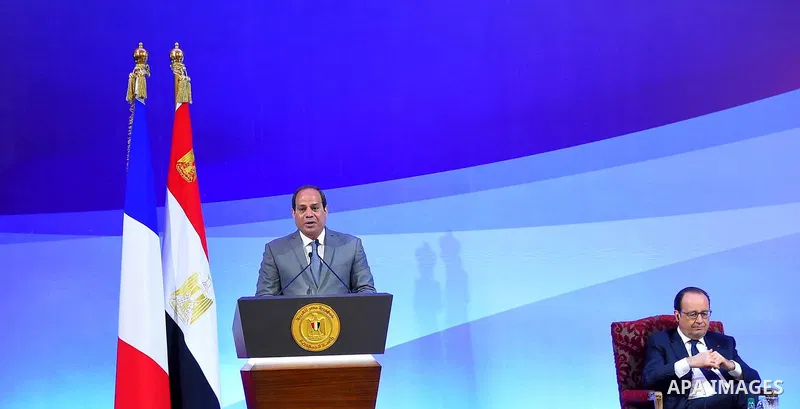 Egyptian President Abdel Fattah al-Sisi (L) speaks at the opening session of Egyptian-French Business Forum with his French counterpart Francois Hollande in Cairo, Egypt April 18, 2016. Photo by Egyptian President Office