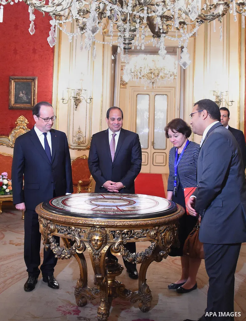A handout photo provided by the Egyptian Presidency shows French president Francois Hollande and his Egyptian counterpart Abdul Fatah Al-Sisi during a bilateral meeting at Abdin palace in Cairo, Egypt, 18 April 2016. Hol...