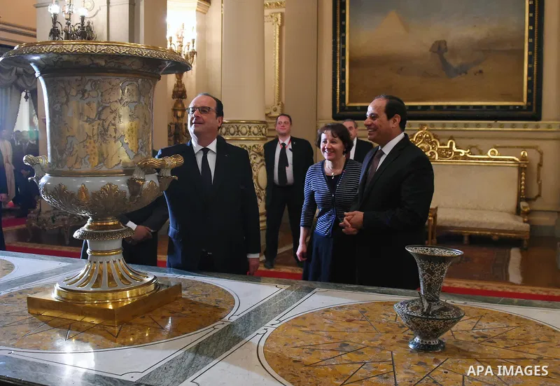 A handout photo provided by the Egyptian Presidency shows French president Francois Hollande and his Egyptian counterpart Abdul Fatah Al-Sisi during a bilateral meeting at Abdin palace in Cairo, Egypt, 18 April 2016. Hol...