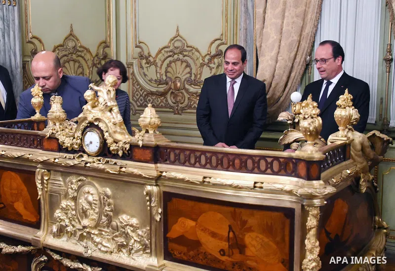 A handout photo provided by the Egyptian Presidency shows French president Francois Hollande and his Egyptian counterpart Abdul Fatah Al-Sisi during a bilateral meeting at Abdin palace in Cairo, Egypt, 18 April 2016. Hol...