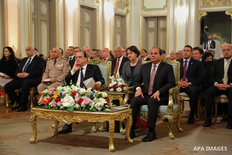A handout photo provided by the Egyptian Presidency shows French president Francois Hollande and his Egyptian counterpart Abdul Fatah Al-Sisi during a bilateral meeting at Abdin palace in Cairo, Egypt, 18 April 2016. Hol...
