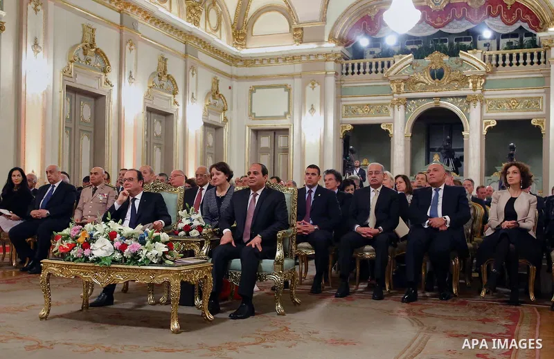 A handout photo provided by the Egyptian Presidency shows French president Francois Hollande and his Egyptian counterpart Abdul Fatah Al-Sisi during a bilateral meeting at Abdin palace in Cairo, Egypt, 18 April 2016. Hol...