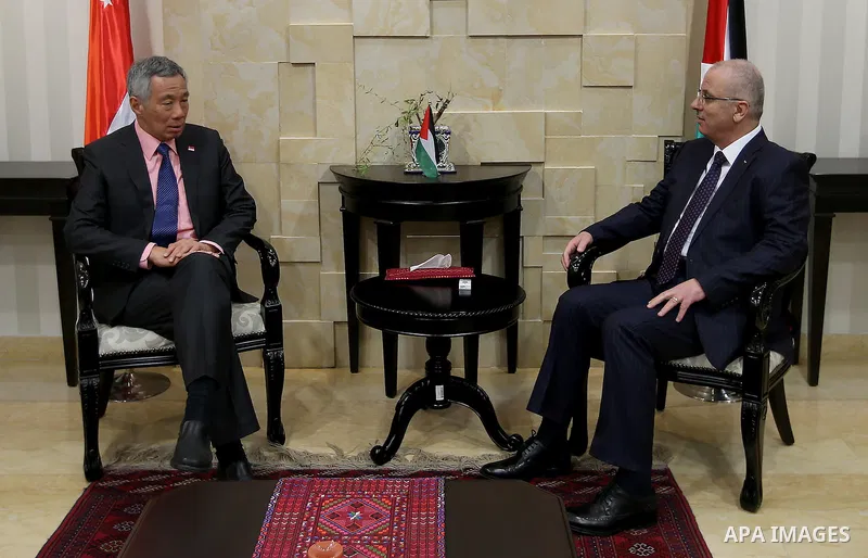 Palestinian Prime Minister Rami Hamdallah meets with Singapore's Prime Minister Lee Hsien in the West Bank city of Ramallah, April 20, 2016. Photo by Prime Minister Office