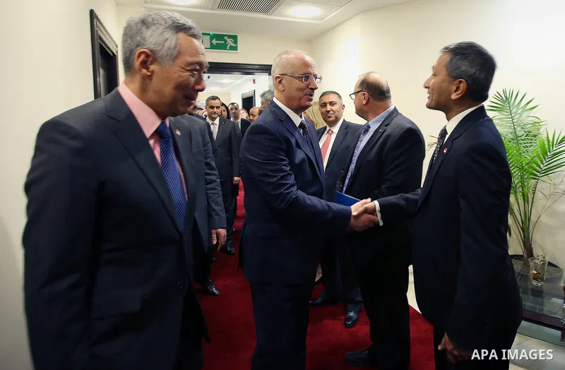Palestinian Prime Minister Rami Hamdallah meets with Singapore's Prime Minister Lee Hsien in the West Bank city of Ramallah, April 20, 2016. Photo by Prime Minister Office