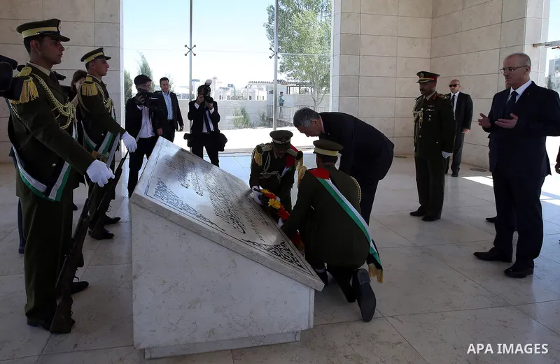 Singapore's Prime Minister Lee Hsien visits the tomb of the late Palestinian leader Yasser Arafat in the West Bank city of Ramallah, April 20, 2016. Photo by Prime Minister Office