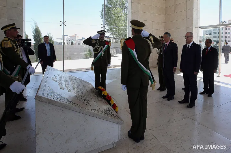 Singapore's Prime Minister Lee Hsien visits the tomb of the late Palestinian leader Yasser Arafat in the West Bank city of Ramallah, April 20, 2016. Photo by Prime Minister Office