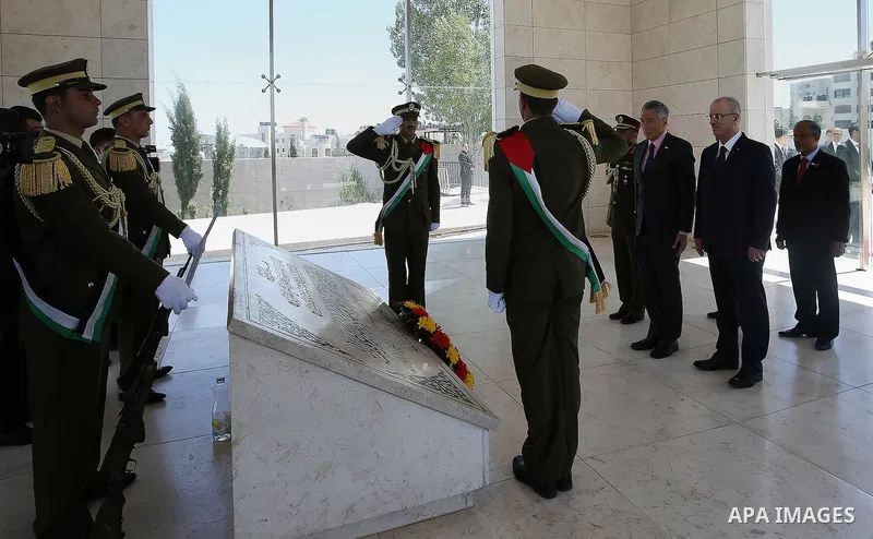 Singapore's Prime Minister Lee Hsien visits the tomb of the late Palestinian leader Yasser Arafat in the West Bank city of Ramallah, April 20, 2016. Photo by Prime Minister Office
