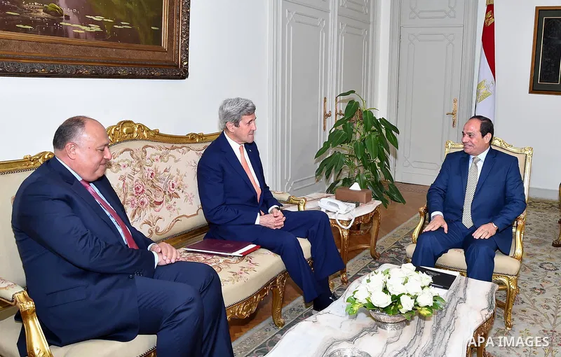 Egyptian President Abdel Fattah al-Sisi meets with US Secretary of State John Kerry at the Presidential palace in Cairo on April 20, 2016. Photo by Egyptian President Office