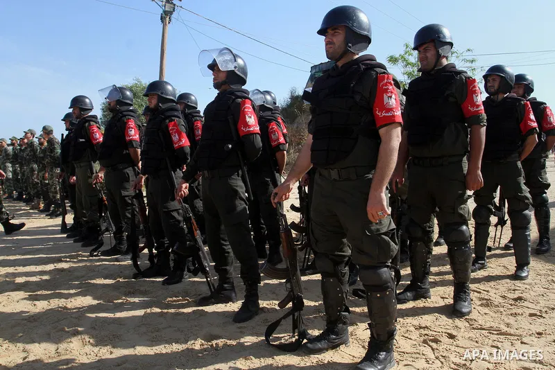 Members of Palestinian security forces loyal to Hamas salute as they are deployed to maintain security on the border of southern Gaza Strip with Egypt, April 21, 2016. Hamas began deploying additional forces on the Gaza...