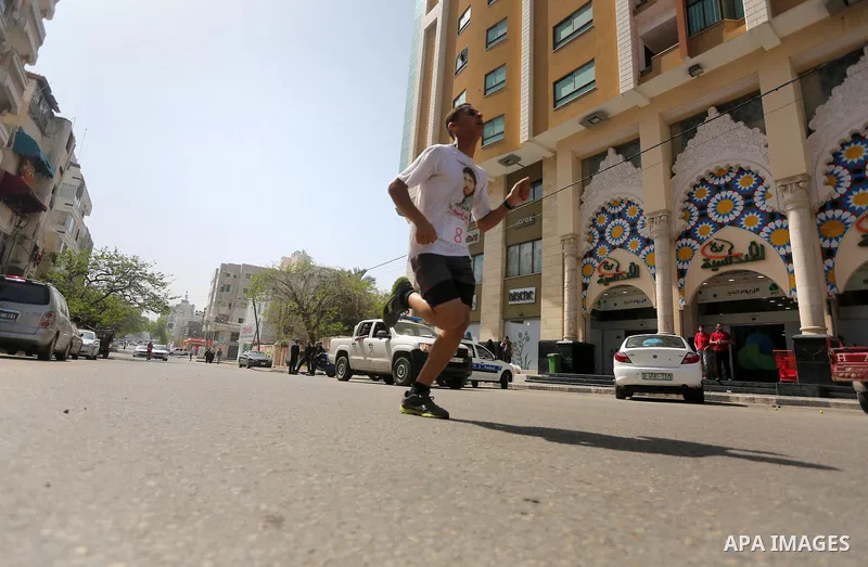 Palestinian youths take part in a marathon organized by Hamas and Fateh movement to mark Palestinian Prisoner Day, in Gaza city, on April 23, 2016. Photo by Mohammed Asad