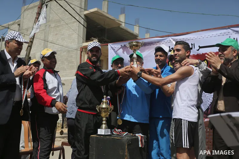 Palestinian youths take part in a marathon organized by Hamas and Fateh movement to mark Palestinian Prisoner Day, in Gaza city, on April 23, 2016. Photo by Mohammed Asad