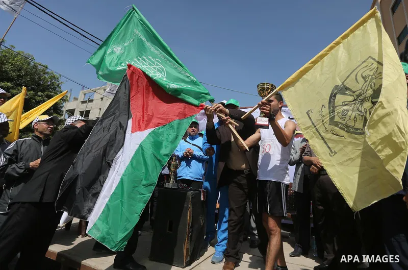 Palestinian youths take part in a marathon organized by Hamas and Fateh movement to mark Palestinian Prisoner Day, in Gaza city, on April 23, 2016. Photo by Mohammed Asad