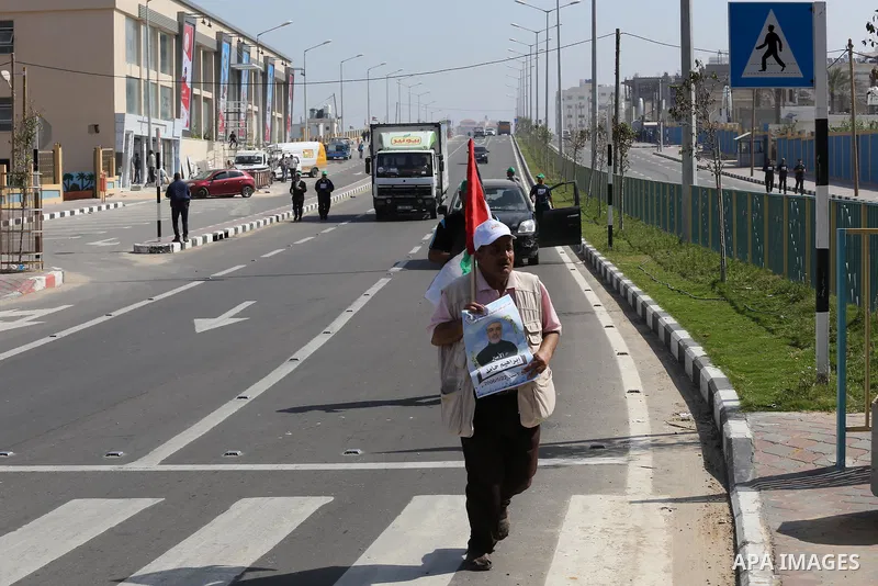 Palestinian youths take part in a marathon organized by Hamas and Fateh movement to mark Palestinian Prisoner Day, in Gaza city, on April 23, 2016. Photo by Mohammed Asad