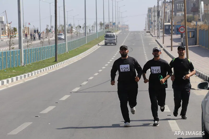Palestinian youths take part in a marathon organized by Hamas and Fateh movement to mark Palestinian Prisoner Day, in Gaza city, on April 23, 2016. Photo by Mohammed Asad