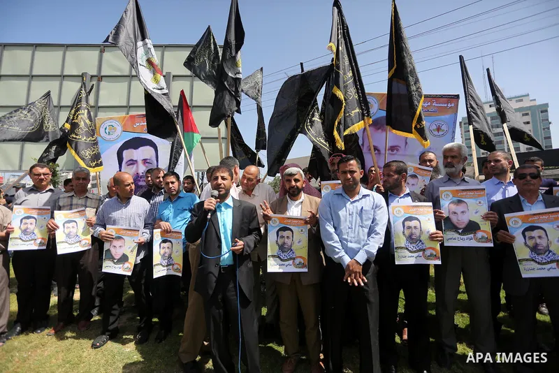 Palestinians take part in a protest demanding release the prisoners in Israeli jails, in Gaza city, on April 24, 2016. Photo by Mohammed Asad
