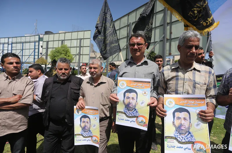 Palestinians take part in a protest demanding release the prisoners in Israeli jails, in Gaza city, on April 24, 2016. Photo by Mohammed Asad