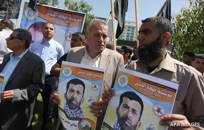 Palestinians take part in a protest demanding release the prisoners in Israeli jails, in Gaza city, on April 24, 2016. Photo by Mohammed Asad