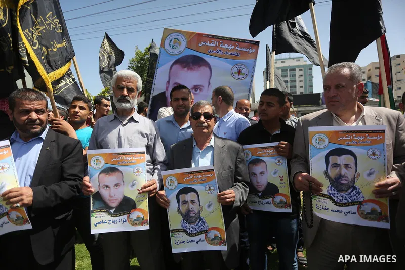 Palestinians take part in a protest demanding release the prisoners in Israeli jails, in Gaza city, on April 24, 2016. Photo by Mohammed Asad