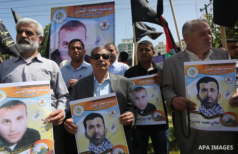 Palestinians take part in a protest demanding release the prisoners in Israeli jails, in Gaza city, on April 24, 2016. Photo by Mohammed Asad
