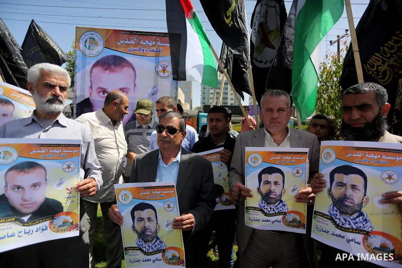 Palestinians take part in a protest demanding release the prisoners in Israeli jails, in Gaza city, on April 24, 2016. Photo by Mohammed Asad