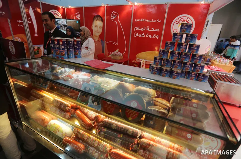 Palestinians attend exhibition for national products at Islamic University, in Gaza city, on April 24, 2016. Photo by Mohammed Asad