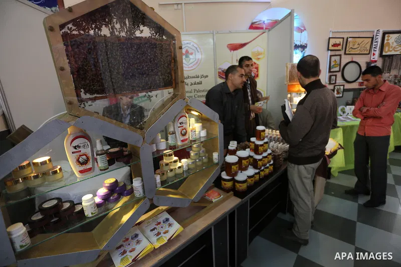 Palestinians attend exhibition for national products at Islamic University, in Gaza city, on April 24, 2016. Photo by Mohammed Asad