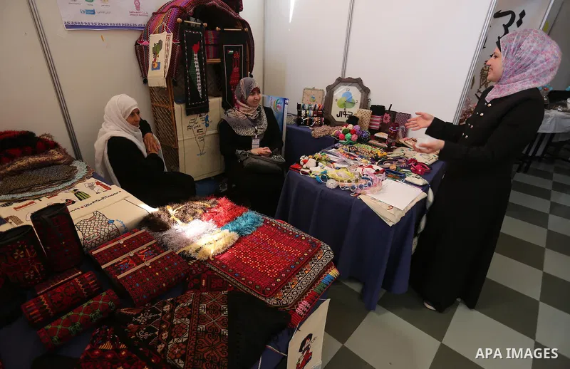 Palestinians attend exhibition for national products at Islamic University, in Gaza city, on April 24, 2016. Photo by Mohammed Asad